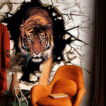 Fototapeten Tiger, der durch eine rissige Wand auftaucht