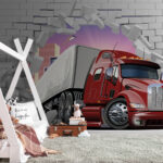 Fototapeten Der Lkw durchbricht die Mauer.