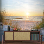 Fototapeten Gras am Strand mit Wasser im Hintergrund