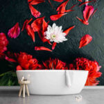 Fototapeten Gruppe roter Blumen mit Blütenblättern auf einer schwarzen Fläche