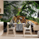 Fototapeten Tiger auf einem Baumstamm liegend