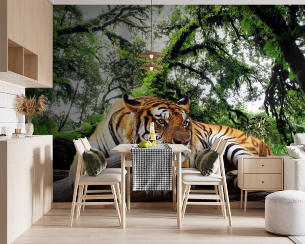 Tiger auf einem Baumstamm liegend Fototapeten Tiger auf einem Baumstamm liegend