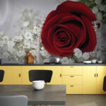 Fototapeten Rote Rose und weiße Blumen