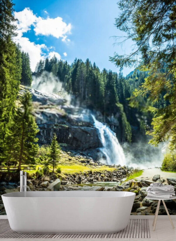 Wasserfall in den Bergen inmitten eines üppigen grünen Waldes Fototapeten Wasserfall in den Bergen inmitten eines üppigen grünen Waldes