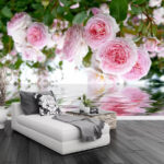 Fototapeten Rosa Rosen spiegeln sich auf dem Wasser.