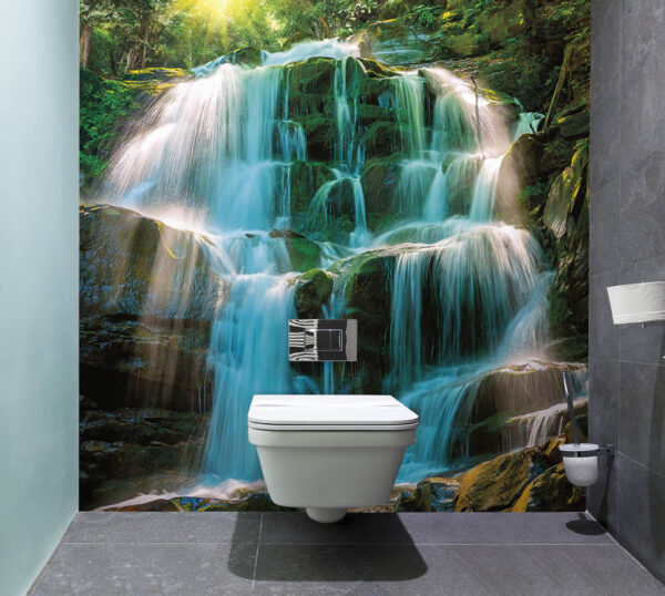Mystischer Wasserfall im üppigen Wald Fototapeten Mystischer Wasserfall im üppigen Wald