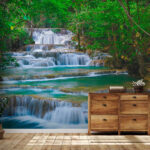 Fototapeten Wasserfall inmitten eines Waldes