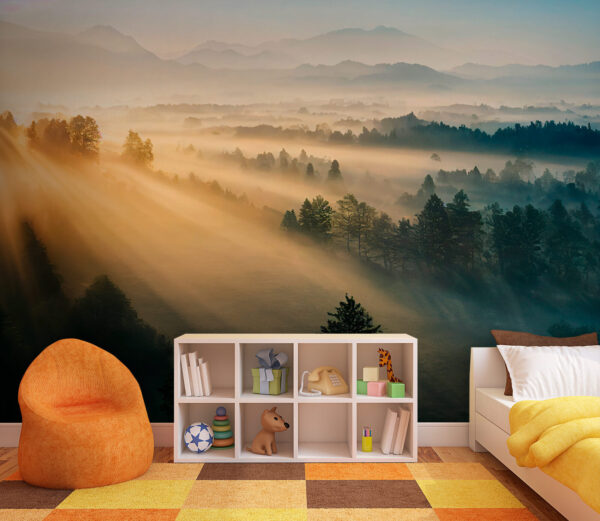 Neblige Landschaft mit Bäumen und Bergen Fototapeten Neblige Landschaft mit Bäumen und Bergen