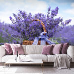 Fototapeten Korb mit Lavendel auf einem Feld