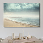Wandbilder Person, die an einem Strand spazieren geht