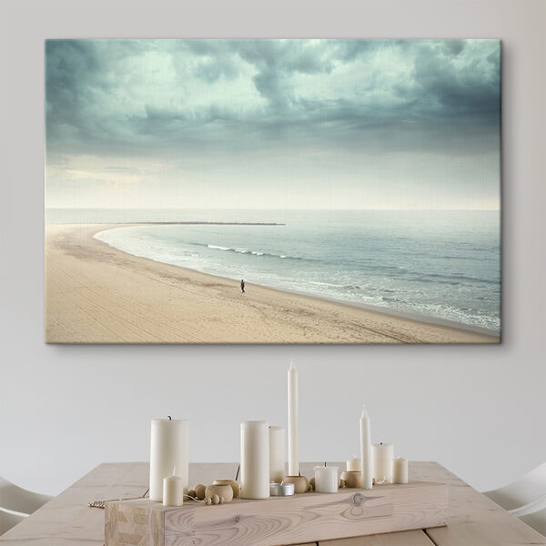 Person, die an einem Strand spazieren geht Wandbilder Person, die an einem Strand spazieren geht