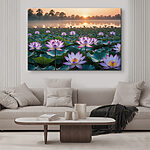 Wandbilder Violettes Blumenfeld mit einem See im Hintergrund