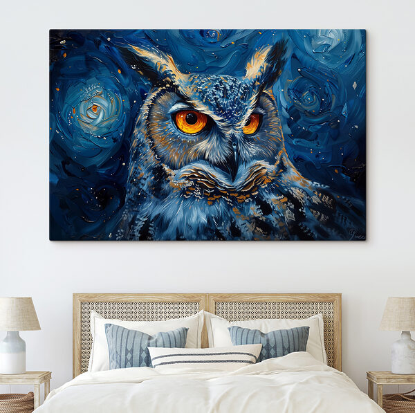 Eine Eule mit orangefarbenen Augen Wandbilder Eine Eule mit orangefarbenen Augen