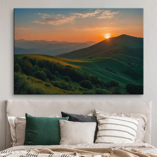 Sonnenuntergang über einem grünen Hügel Wandbilder Sonnenuntergang über einem grünen Hügel