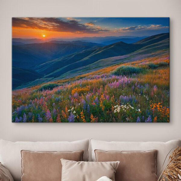 Blumenfeld auf einem Berg Wandbilder Blumenfeld auf einem Berg