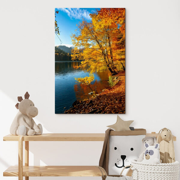 See mit Bäumen und Blättern auf dem Boden Wandbilder See mit Bäumen und Blättern auf dem Boden