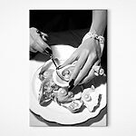 Wandbilder Frau hält einen Löffel und eine Auster