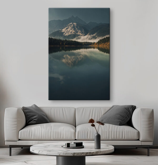 See mit Bäumen und Bergen im Hintergrund Wandbilder See mit Bäumen und Bergen im Hintergrund