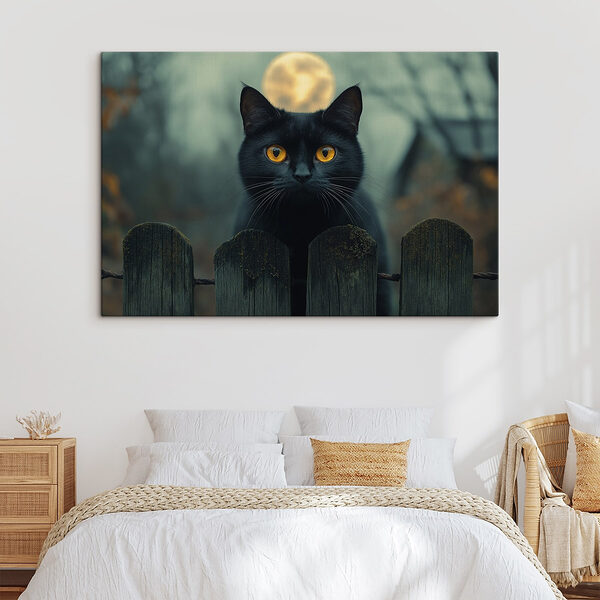 Schwarze Katze mit gelben Augen hinter einem Zaun Wandbilder Schwarze Katze mit gelben Augen hinter einem Zaun