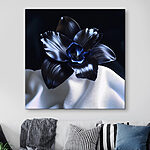 Wandbilder Schwarze Blume auf einem weißen Tuch