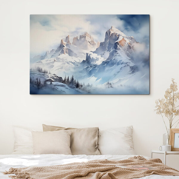 Verschneite Bergkette mit Bäumen Wandbilder Verschneite Bergkette mit Bäumen