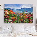 Wandbilder Blumenbeet mit Blumen und einem See im Hintergrund