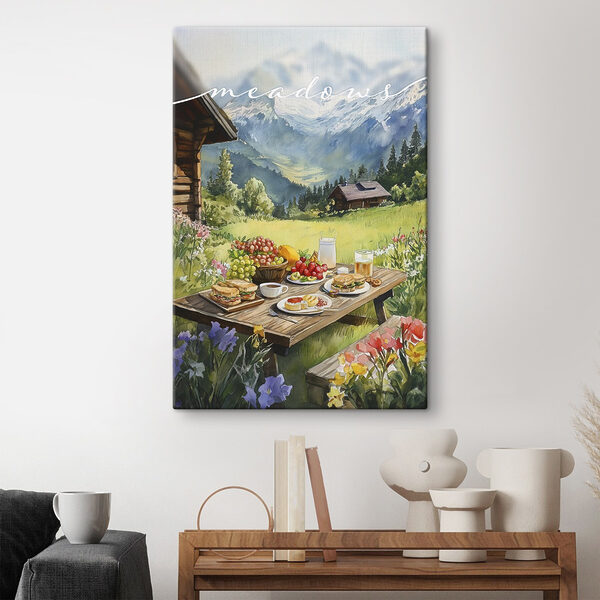Tisch mit Speisen und Getränken vor einem Haus Wandbilder Tisch mit Speisen und Getränken vor einem Haus