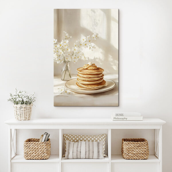 Stapel von Pfannkuchen auf einem Teller neben einer Vase mit Blumen Wandbilder Stapel von Pfannkuchen auf einem Teller neben einer Vase mit Blumen
