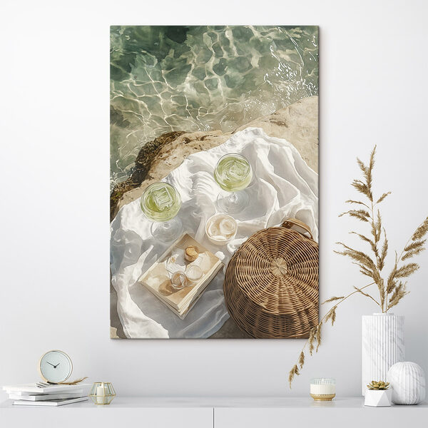Picknickkorb und Gläser mit Wein auf einem Felsen am Wasser Wandbilder Picknickkorb und Gläser mit Wein auf einem Felsen am Wasser
