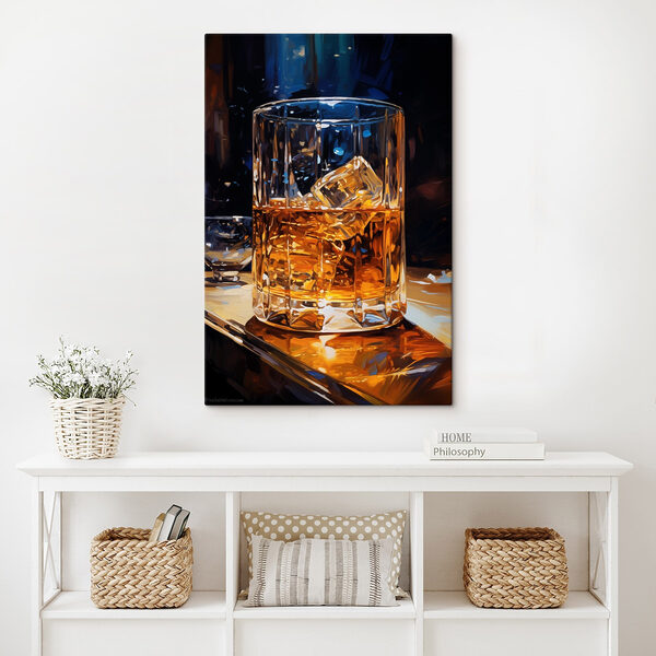 Glas mit bernsteinfarbener Flüssigkeit und Eiswürfeln Wandbilder Glas mit bernsteinfarbener Flüssigkeit und Eiswürfeln