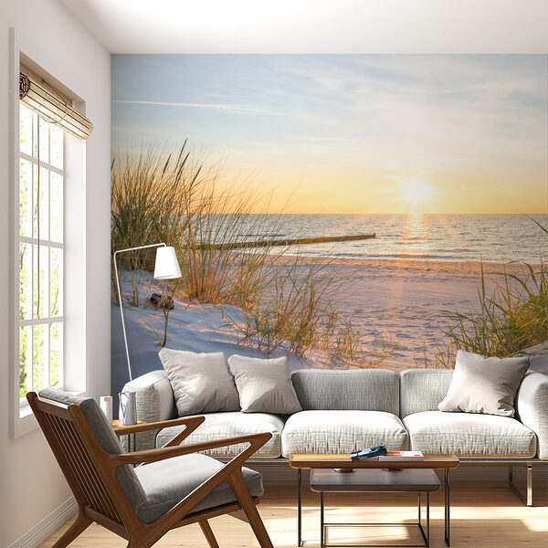 Fototapeten Gras am Strand mit Wasser im Hintergrund