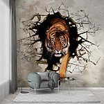 Fototapeten Tiger, der durch eine rissige Wand auftaucht