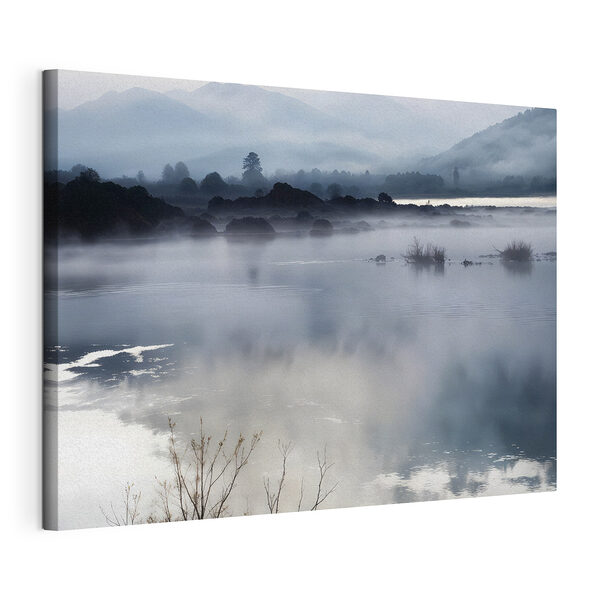 Wandbilder Neblige Landschaft mit Bergen und Wasser