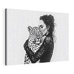 Wandbilder Frau, die einen Leoparden umarmt