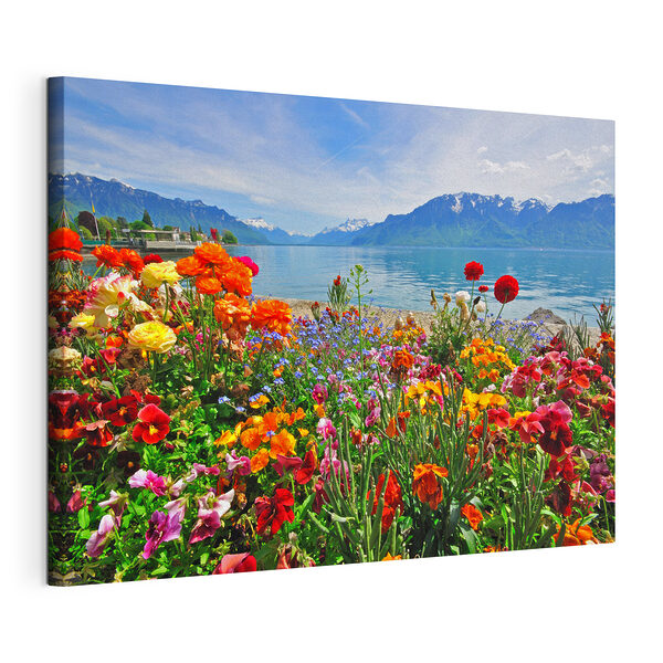 Blumenbeet mit Blumen und einem See im Hintergrund Wandbilder Blumenbeet mit Blumen und einem See im Hintergrund