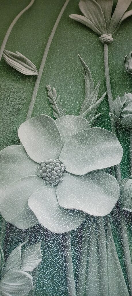 Fototapete Graue Skulptur aus Blumen und Pflanzen